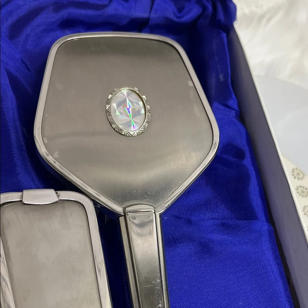 Elegant Silver Vanity Set with Comb - Picture 2 of 10